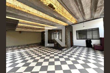 Casa à venda com 350m², 5 quartos e 3 vagas Casa à venda com 350m², 5 quartos e 3 vagasGaragem