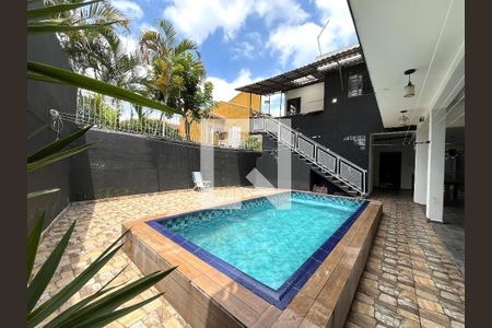 Casa à venda com 350m², 5 quartos e 3 vagas Casa à venda com 350m², 5 quartos e 3 vagasPiscina