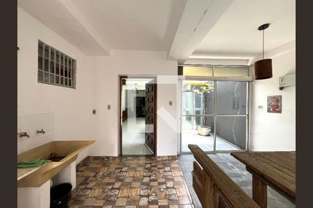 Casa à venda com 350m², 5 quartos e 3 vagas Casa à venda com 350m², 5 quartos e 3 vagasQuintal