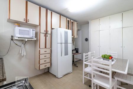 Casa à venda com 175m², 2 quartos e 2 vagas Casa à venda com 175m², 2 quartos e 2 vagasCozinha