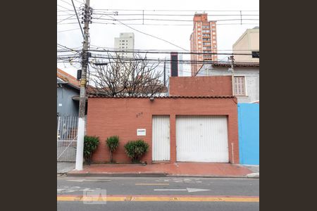 Casa à venda com 175m², 2 quartos e 2 vagas Casa à venda com 175m², 2 quartos e 2 vagasFachada