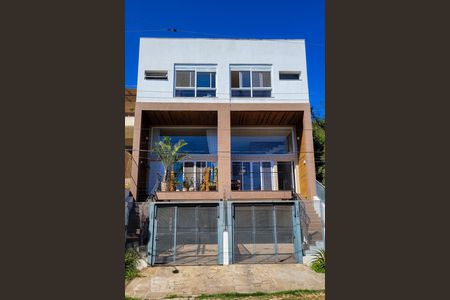 Casa à venda com 158m², 3 quartos e 3 vagas Casa à venda com 158m², 3 quartos e 3 vagasFachada