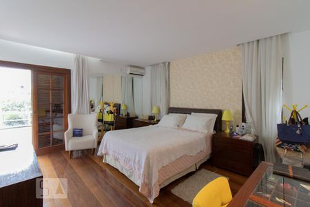 Casa à venda com 240m², 3 quartos e 3 vagas Casa à venda com 240m², 3 quartos e 3 vagasSuíte