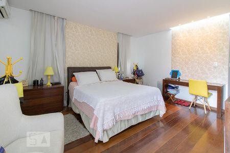 Casa à venda com 240m², 3 quartos e 3 vagas Casa à venda com 240m², 3 quartos e 3 vagasSuíte