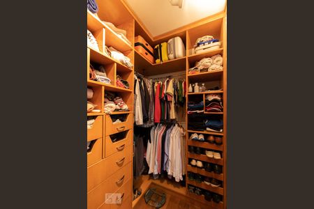 Casa à venda com 240m², 3 quartos e 3 vagas Casa à venda com 240m², 3 quartos e 3 vagasCloset da Suíte