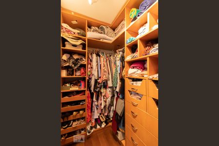 Casa à venda com 240m², 3 quartos e 3 vagas Casa à venda com 240m², 3 quartos e 3 vagasCloset da Suíte