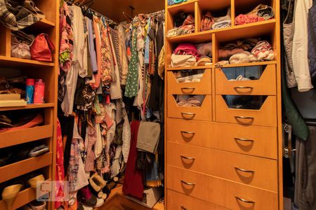 Casa à venda com 240m², 3 quartos e 3 vagas Casa à venda com 240m², 3 quartos e 3 vagasCloset da Suíte