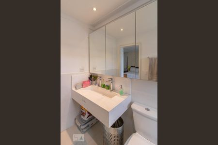 Casa à venda com 240m², 3 quartos e 3 vagas Casa à venda com 240m², 3 quartos e 3 vagasBanheiro da Suíte