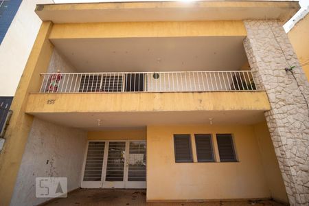 Casa à venda com 302m², 5 quartos e 2 vagas Casa à venda com 302m², 5 quartos e 2 vagasFachada