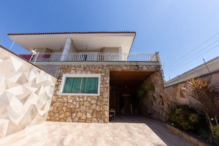 Casa à venda com 195m², 3 quartos e 3 vagas Casa à venda com 195m², 3 quartos e 3 vagasFachada
