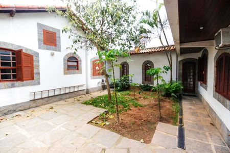 Casa à venda com 512m², 8 quartos e 3 vagas Casa à venda com 512m², 8 quartos e 3 vagasÁrea Externa