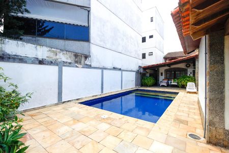 Casa à venda com 512m², 8 quartos e 3 vagas Casa à venda com 512m², 8 quartos e 3 vagasPiscina