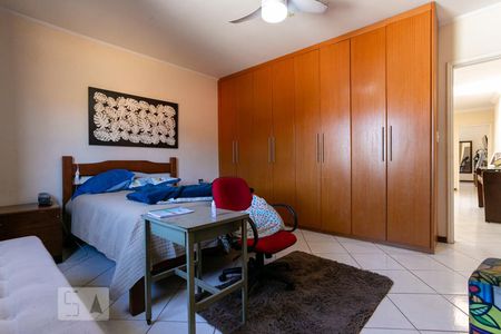 Casa à venda com 610m², 5 quartos e 6 vagas Casa à venda com 610m², 5 quartos e 6 vagasQuarto 1