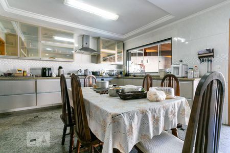 Casa à venda com 610m², 5 quartos e 6 vagas Casa à venda com 610m², 5 quartos e 6 vagasCozinha