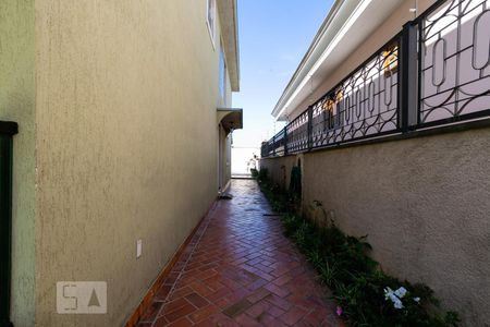 Casa à venda com 610m², 5 quartos e 6 vagas Casa à venda com 610m², 5 quartos e 6 vagasCorredor de entrada