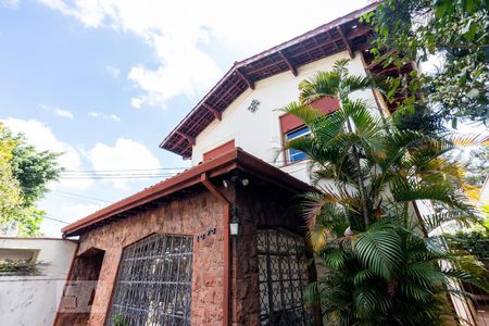 Casa à venda com 300m², 4 quartos e 4 vagasFachada