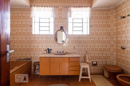 Casa à venda com 300m², 4 quartos e 4 vagasBanheiro 2