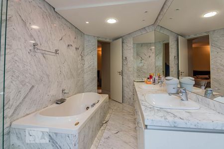 Casa à venda com 800m², 5 quartos e 10 vagas Casa à venda com 800m², 5 quartos e 10 vagasBanheiro Quarto 4 Suíte