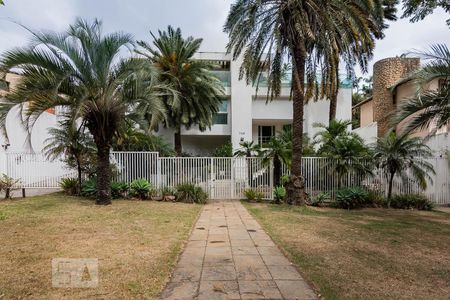 Casa à venda com 800m², 5 quartos e 10 vagas Casa à venda com 800m², 5 quartos e 10 vagasFachada Casa