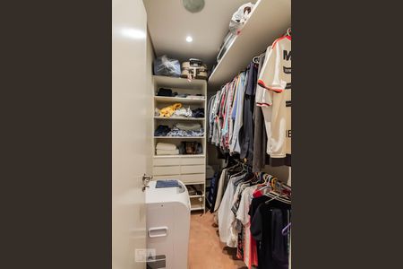 Casa à venda com 800m², 5 quartos e 10 vagas Casa à venda com 800m², 5 quartos e 10 vagasCloset Quarto 4 Suíte