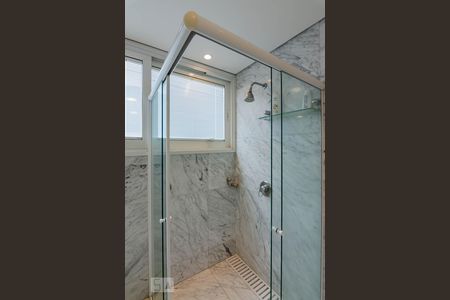 Casa à venda com 800m², 5 quartos e 10 vagas Casa à venda com 800m², 5 quartos e 10 vagasChuveiro Banheiro Quarto 4 Suíte