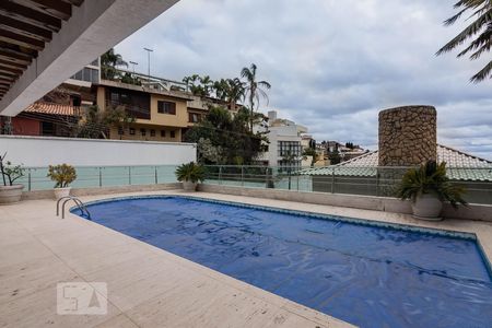 Casa à venda com 800m², 5 quartos e 10 vagas Casa à venda com 800m², 5 quartos e 10 vagasPiscina