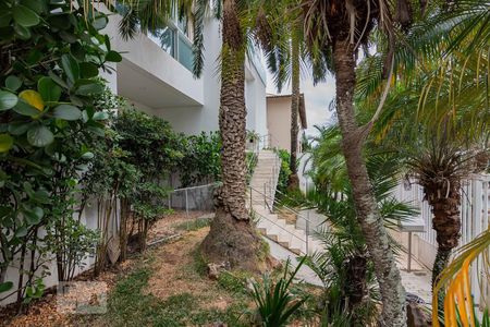 Casa à venda com 800m², 5 quartos e 10 vagas Casa à venda com 800m², 5 quartos e 10 vagasEntrada Casa