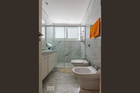 Casa à venda com 800m², 5 quartos e 10 vagas Casa à venda com 800m², 5 quartos e 10 vagasBanheiro Social