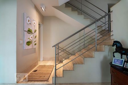 Casa à venda com 800m², 5 quartos e 10 vagas Casa à venda com 800m², 5 quartos e 10 vagasEscada para Segundo Piso