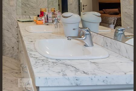 Casa à venda com 800m², 5 quartos e 10 vagas Casa à venda com 800m², 5 quartos e 10 vagasTorneira Banheiro Quarto 4 Suíte