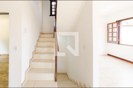 Escada de casa para alugar com 4 quartos, 272m² em Santa Lúcia, Belo Horizonte