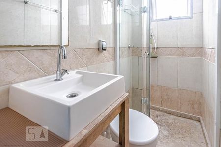 Banheiro de kitnet/studio para alugar com 1 quarto, 28m² em São Francisco, Curitiba