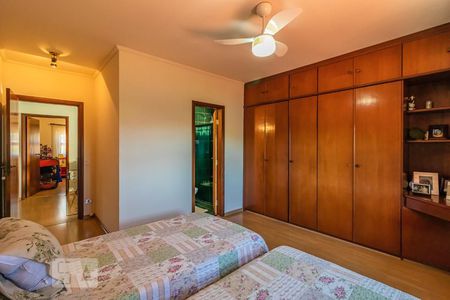 Casa de condomínio à venda com 350m², 4 quartos e 2 vagas Casa de condomínio à venda com 350m², 4 quartos e 2 vagasSuíte 1