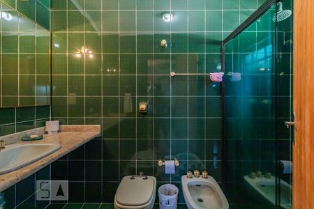 Casa de condomínio à venda com 350m², 4 quartos e 2 vagas Casa de condomínio à venda com 350m², 4 quartos e 2 vagasBanheiro da Suíte 1