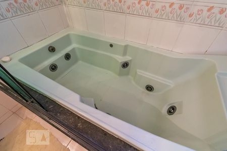 Casa de condomínio à venda com 350m², 4 quartos e 2 vagas Casa de condomínio à venda com 350m², 4 quartos e 2 vagasDetalhe do Banheiro da Suíte 2