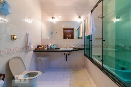 Casa de condomínio à venda com 350m², 4 quartos e 2 vagas Casa de condomínio à venda com 350m², 4 quartos e 2 vagasBanheiro da Suíte 2