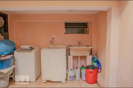 Casa à venda com 330m², 5 quartos e 4 vagas Casa à venda com 330m², 5 quartos e 4 vagasÁrea de serviço da casa 2