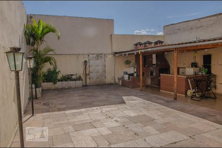 Casa à venda com 330m², 5 quartos e 4 vagas Casa à venda com 330m², 5 quartos e 4 vagasQuintal