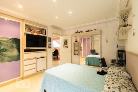 Casa de condomínio à venda com 320m², 4 quartos e 4 vagas Casa de condomínio à venda com 320m², 4 quartos e 4 vagasQuarto 3