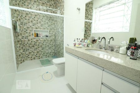 Casa à venda com 220m², 5 quartos e 2 vagasBanheiro 3