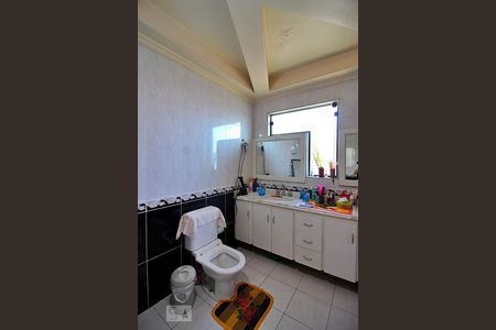 Casa à venda com 394m², 3 quartos e 6 vagasBanheiro da Suíte 1