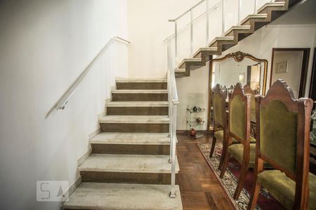 Casa à venda com 270m², 4 quartos e 3 vagasEscadas 