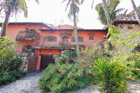 Casa à venda com 454m², 4 quartos e 6 vagas Casa à venda com 454m², 4 quartos e 6 vagasFachada