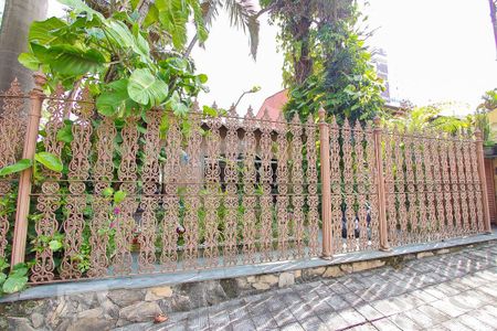 Casa à venda com 454m², 4 quartos e 6 vagas Casa à venda com 454m², 4 quartos e 6 vagasFachada