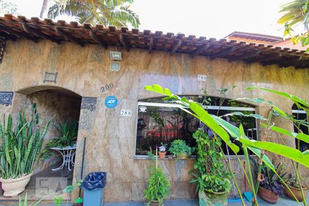 Casa à venda com 454m², 4 quartos e 6 vagas Casa à venda com 454m², 4 quartos e 6 vagasArea Extrena