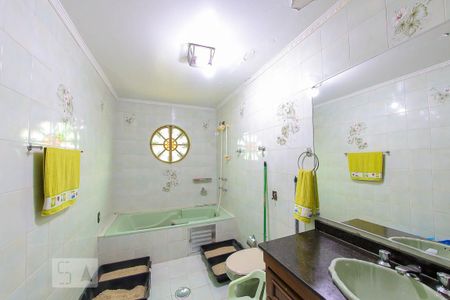 Casa à venda com 454m², 4 quartos e 6 vagas Casa à venda com 454m², 4 quartos e 6 vagasBanheiro da Suite 4