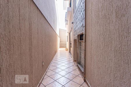 Casa à venda com 320m², 3 quartos e 6 vagas Casa à venda com 320m², 3 quartos e 6 vagasCorredor externo