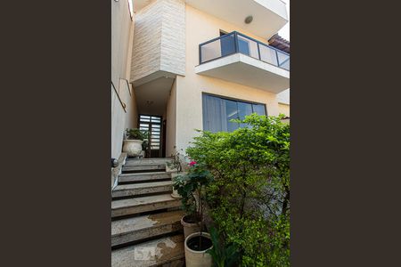 Casa à venda com 320m², 3 quartos e 6 vagas Casa à venda com 320m², 3 quartos e 6 vagasEscadas entrada