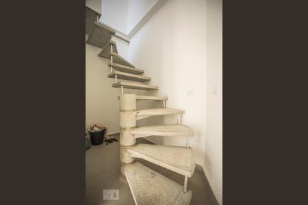 Casa à venda com 170m², 2 quartos e sem vaga Casa à venda com 170m², 2 quartos e sem vagaEscadas - Quarto de Serviço