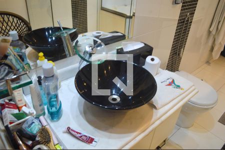 Casa à venda com 280m², 3 quartos e 4 vagas Casa à venda com 280m², 3 quartos e 4 vagasBanheiro Suíte 3